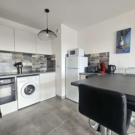 T2 Avec Balcon, Parking Prive, Wifi - - Fr-1-553-204 *